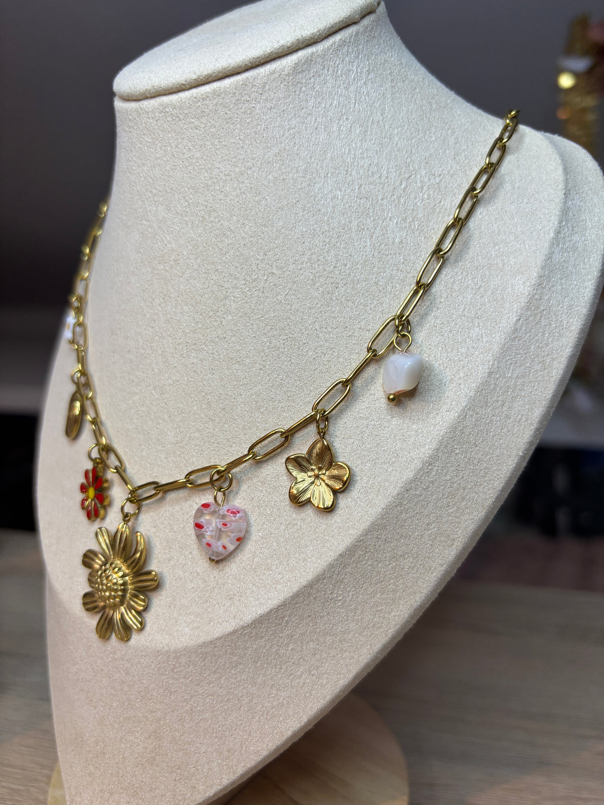 Collier breloques fleurs
