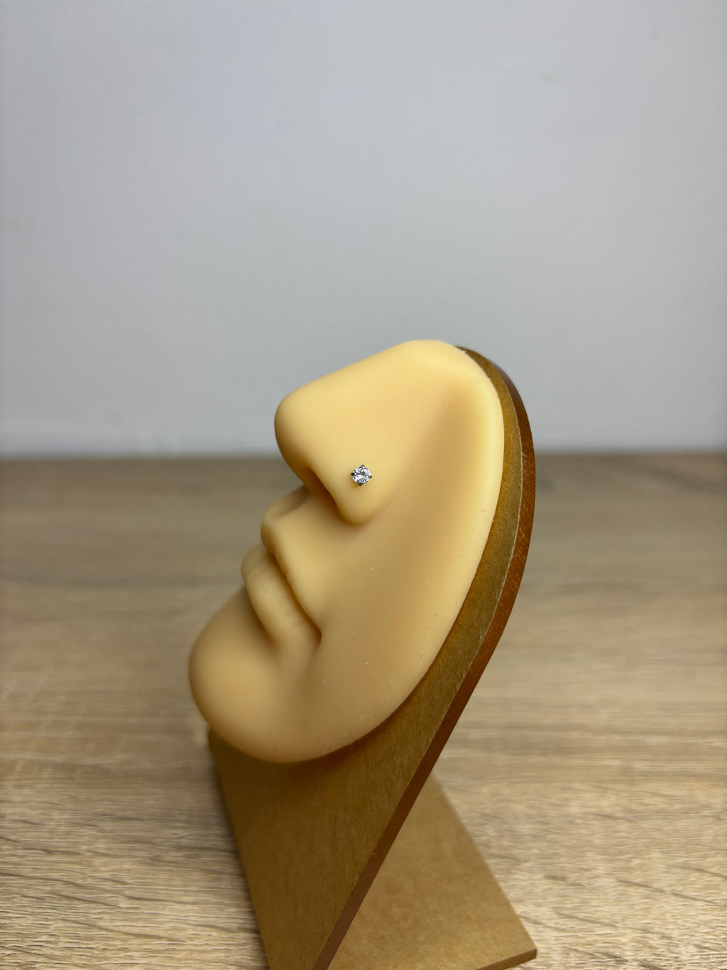 Piercing nez rond 3mm tige tire bouchon