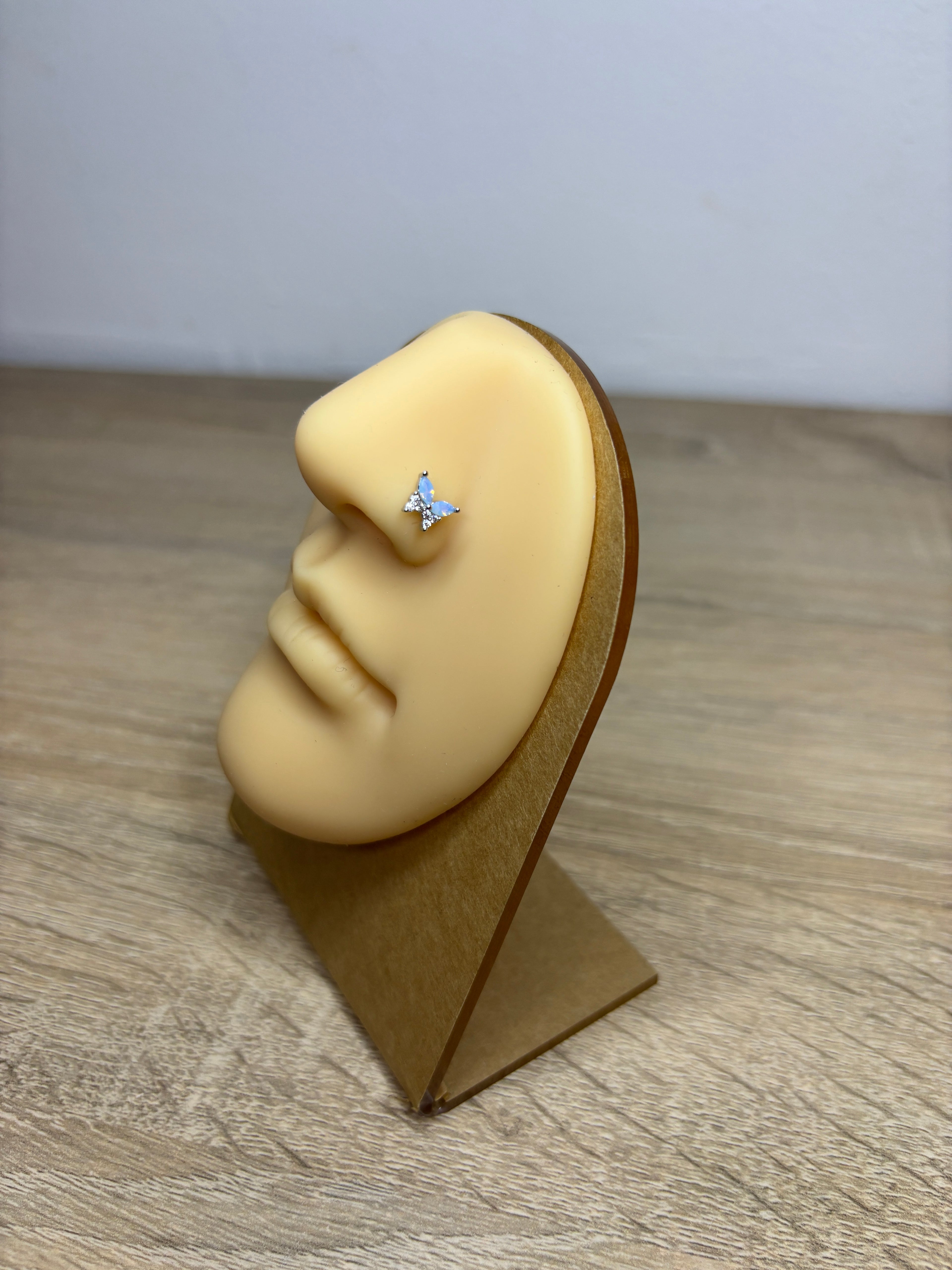 Piercing nez papillon 0,6cm x 0,69cm tige en L