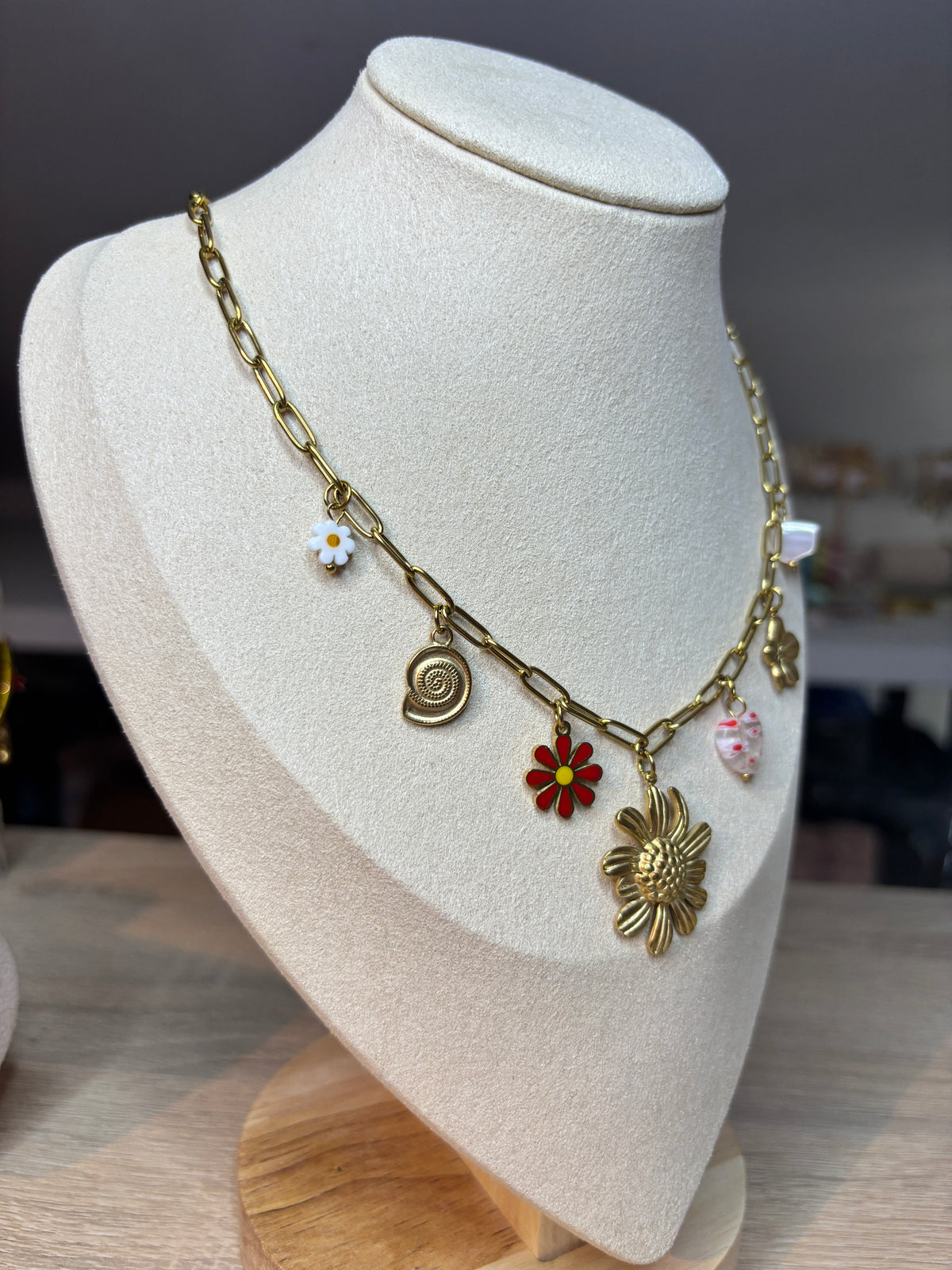 Collier breloques fleurs