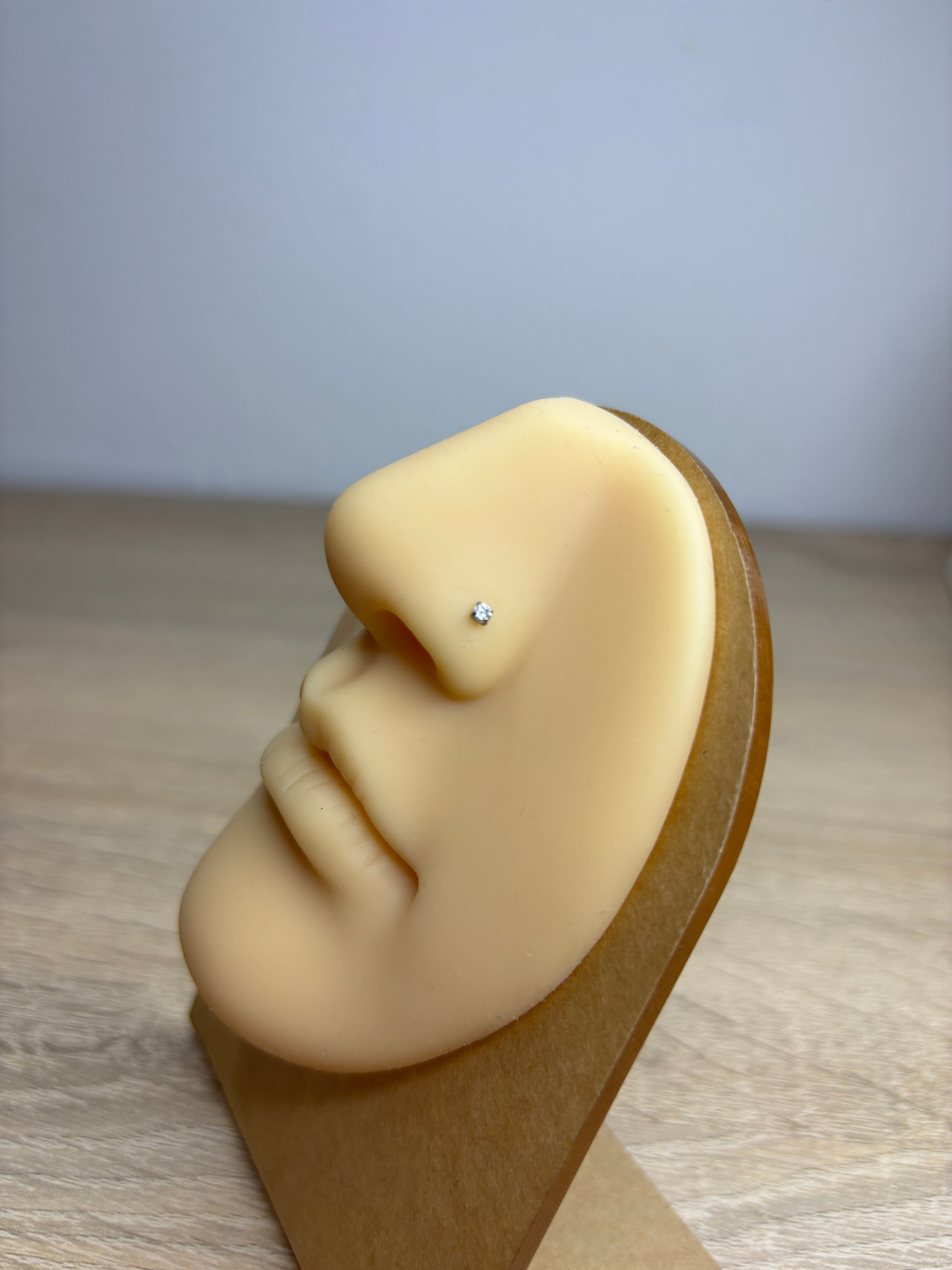 Piercing nez rond 2mm tige tire-bouchon