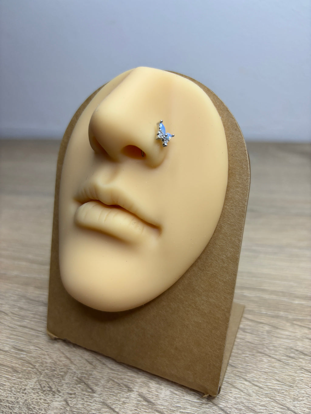 Piercing nez papillon 0,6cm x 0,69cm tige en L